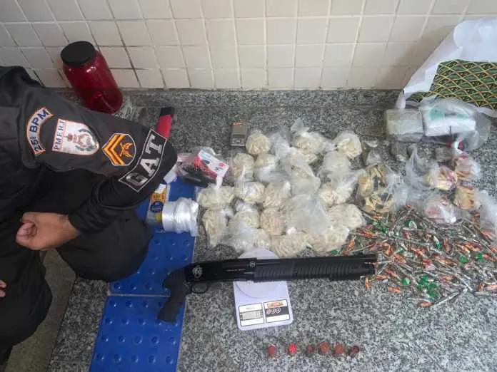 Junto com os homens, também foram encontradas, além das drogas, armas e munições. 