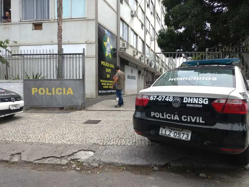 Agentes da Divisão de Homicídios de Niterói, Itaboraí e São Gonçalo estão no local, realizando perícia criminal. 