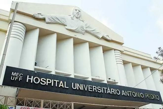 Imagem ilustrativa da imagem Hospital Antônio Pedro inicia drive-thru para diagnosticar profissionais de saúde suspeitos de infecção por coronavírus