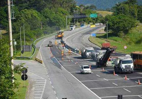 Motoristas devem redobrar a atenção, respeitar a sinalização e, principalmente, o limite de velocidade em trechos de Rio Bonito
