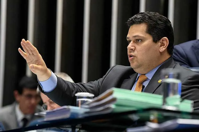 Mensagens pedem para os senadores forcem Davi Alcolumbre, presidente da Casa, a pautar os pedidos de impeachment 