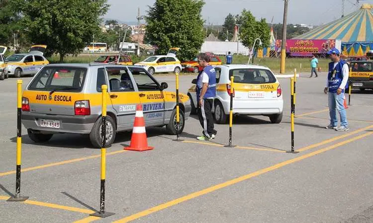 Autoescolas poderão retornar com as aulas práticas e teórias a partir de quarta (24)