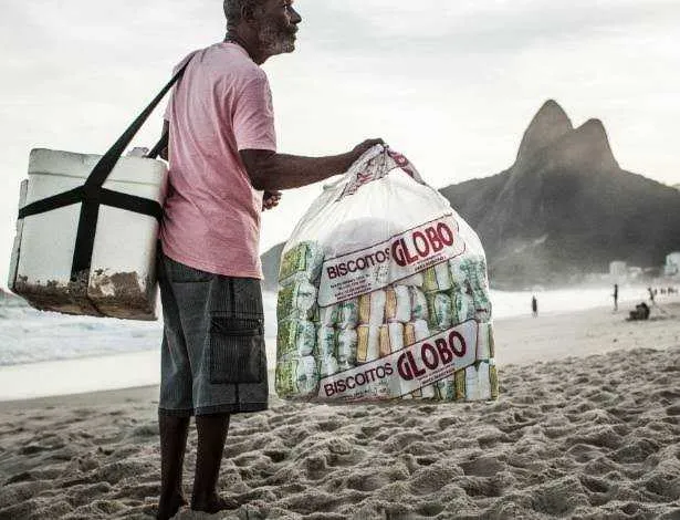 Com as praias proibidas e população reclusa em suas casas, a produção do biscoito despencou.