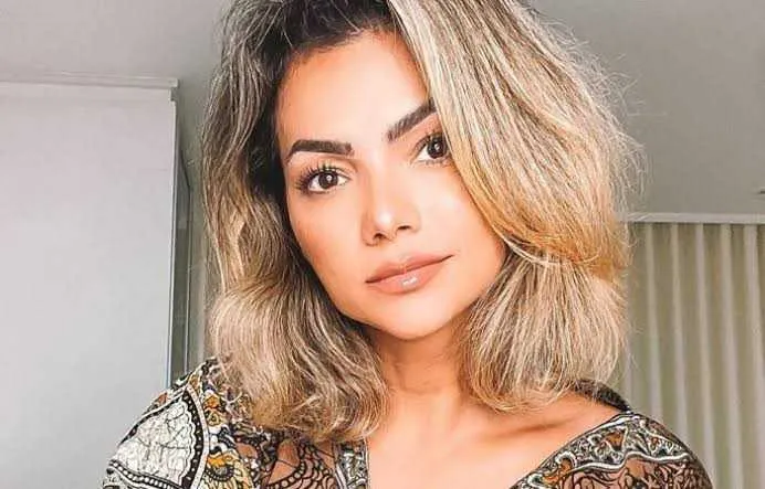 A cantora Kelly Key revelou recentimente para seus fãs em suas redes sociais que estava com câncer de pele e agora alerta sobre os problemas causados pelo bronzeamento em câmaras. Recentemente, a artista fez uma neurocirurgia para retirar uma mancha cancerígena em sua pele.

"Sobre #CancerDePele. Você sabia que o câncer de pele corresponde a 25% de TODOS os diagnósticos de câncer no Brasil???? O Instituto Nacional do Câncer (INCA) registra, a cada ano cerca de 135 MIL novos casos", escreveu a cantora.

A famosa também acredita que o principal motivo de ter desenvolvido a doença foi a utilização de câmaras de bronzemento. Kelly Key explicou que a radiação ultra violeta é a principal responsável pela formação desse tumores na pele e a maioria está relacionada prolongada ao sol ou câmaras de bronzeamento. 

A cantora admitiu que se submeteu a diversas sessões de bronzeamento em câmaras dos seus 15 a 20 anos e acredita que o fato tenha incluenciado no surgimento do câncer.

A SBD (Associação Brasileira se Dermatologia) revelou em uma pesquisa que o câncer de pele corresponde a 30% dos tumores malignos diagnosticados no país sendo o tipo mais comum da doença, matando cerca de 33.339 mil pessoas em uma década no Brasil.