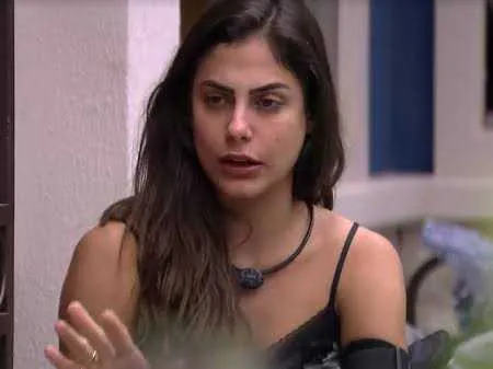 A sister recentemente  se aproximou de Prior devido exclusão das meninas da casa