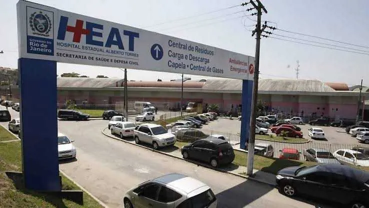 A menina voltava com a mãe para a casa quando foi atingida na perna por uma bala