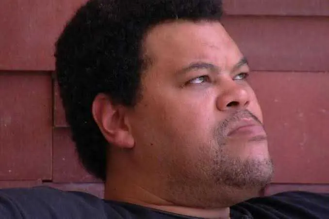 Segundo um amigo do brother, o ator trava Dona Nilze como avó