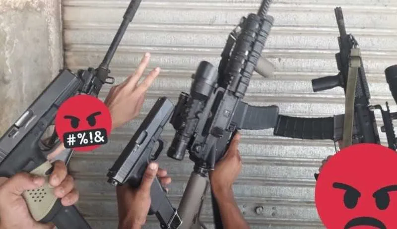 Na imagem, é possível ver cinco armas