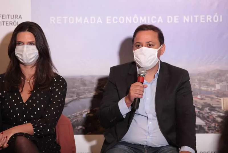 Giovanna Victer (secretária Municipal de Fazenda) e o prefeito Rodrigo Neves (PDT)
