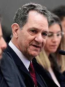 Devido sua idade, o ministro se enquadra no grupo de risco do Covid-19.