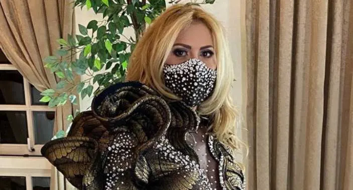 Imagem ilustrativa da imagem Look de Joelma estilo 'Mortal Kombat' com 6 mil pedras de cristais chama atenção de internautas