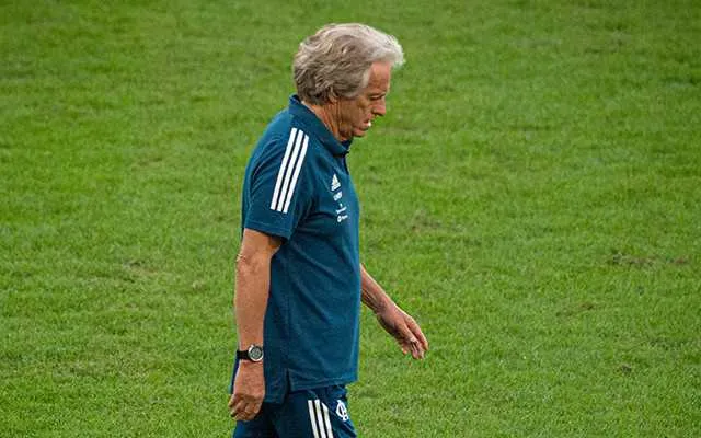O técnico ficou chateado com a expulsão do jogador 