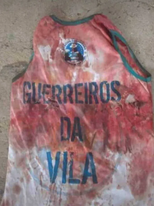 A imagem da camisa que o jovem usava foi divulgada nas redes sociais 