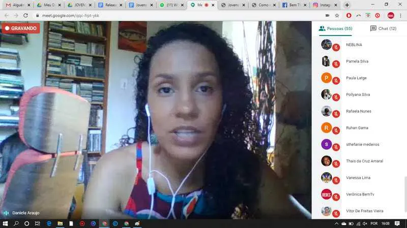O projeto une estudantes, especialistas e professores em reuniões online 