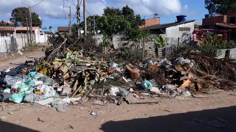 O descarte irregular é uma prática frequente dos moradores da região e pode gerar multas 