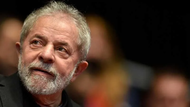 O ex-presidente foi condenado a mais de oito anos de prisão no caso do tríplex em Guarujá (SP) 
