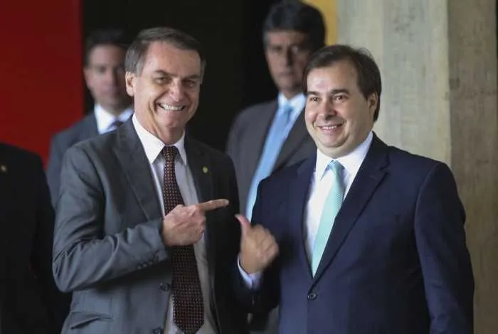 Bolsonaro se mostra contra Maia 