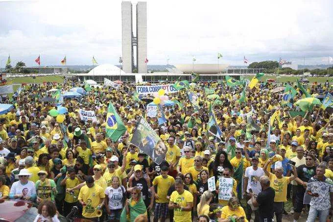 Os manifestantes realizam passeatas a favor das ideias do presidente