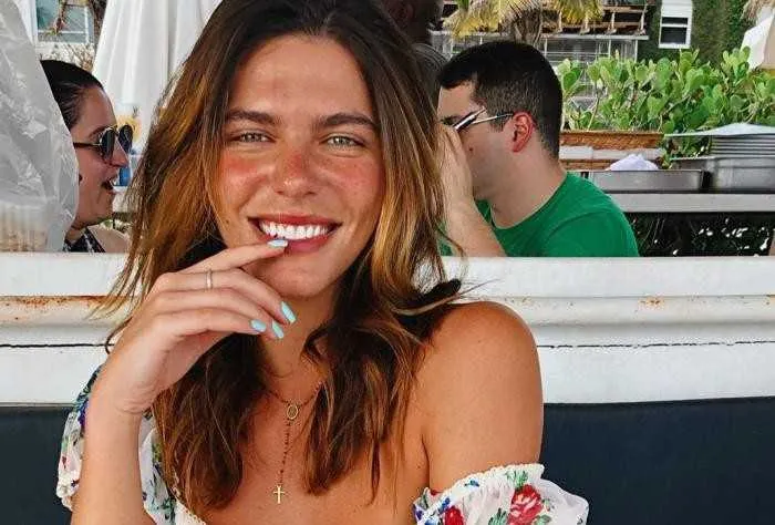A modelo tem 30 anos, mas começou no mundo na moda com apenas 17