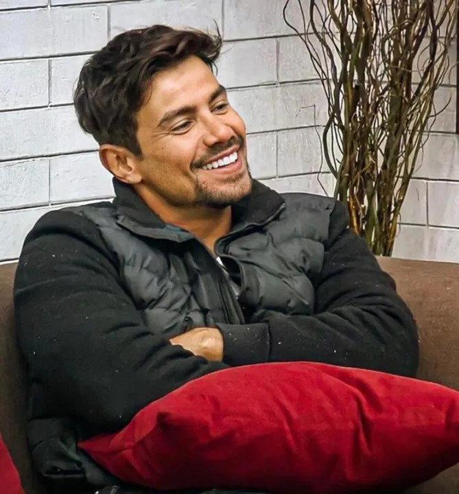 O cantor Mariano que participa do reality 'A Fazenda', revelou ter feito plásticas
