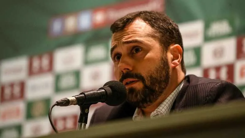 Tricolor que usar dinheiro para pagar funcionários