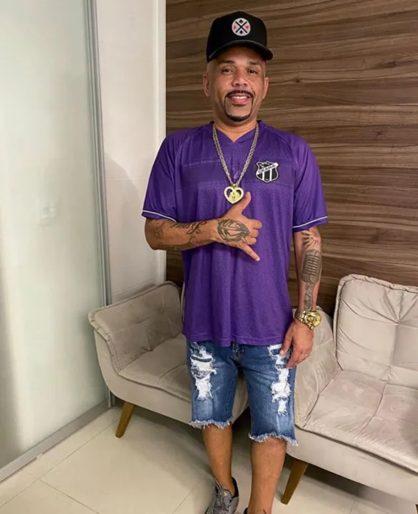 O funkeiro é autor da música "O Mestre e seu Elenco Fabuloso", homenageando o chefe do tráfico 'Nem'