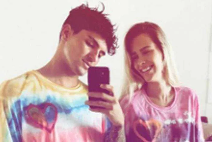 Os dois resolveram pintar camisas no estilo tie dye. 