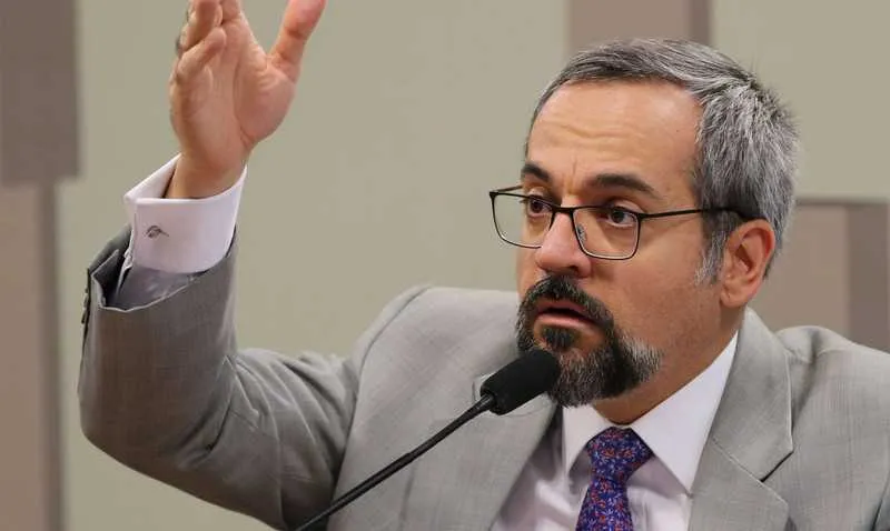Ministro da Educação, Abraham Weintraub, revogou nesta quinta (18) a Portaria que previa cotas raciais na pós-graduação