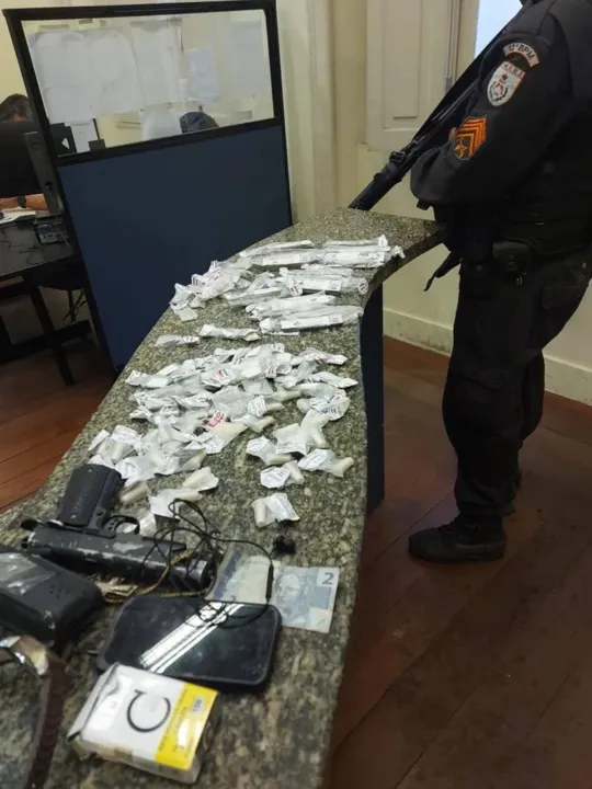 Foram apreendidos com os criminosos, drogas, um rádio transmissor e um simulacro de pistola