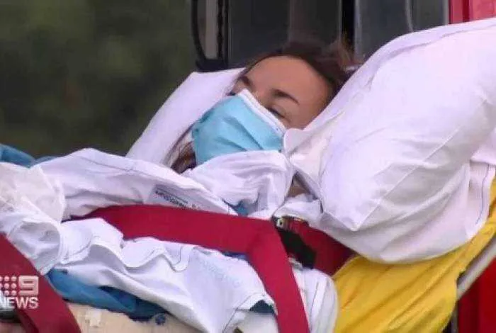 A mulher já foi socorrida e foi levada para o hospital mais próximo em um helicóptero