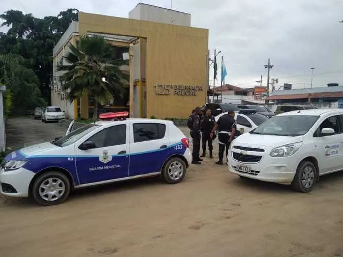 Tanto os compradores como a mãe da criança foram encaminhados para a delegacia 