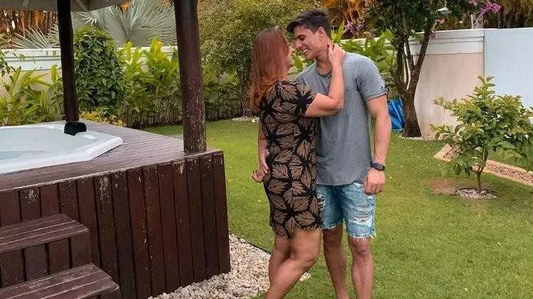 A assessoria de imprensa da família de Neymar confirmou que Nadine e Tiago estão realmente namorando