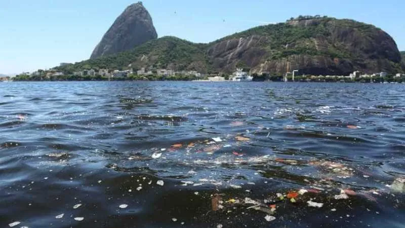 Inea registra aumento lixo doméstico na Baía de Guanabara entre os dias 12 de março e 11 de maio