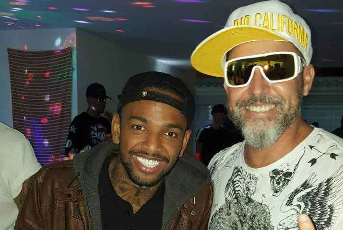 Nego foi visto em uma festa ainda com suas muletas 