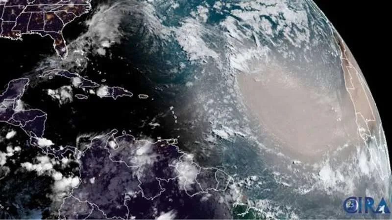Imagem de satélite mostra mancha preta de poeira se movendo para outros lugares