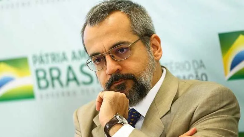 Ministro da Educação, Abraham Weintraub, diz que ataques da Globo ao presidente seria motivado por uma cassação de concessão 