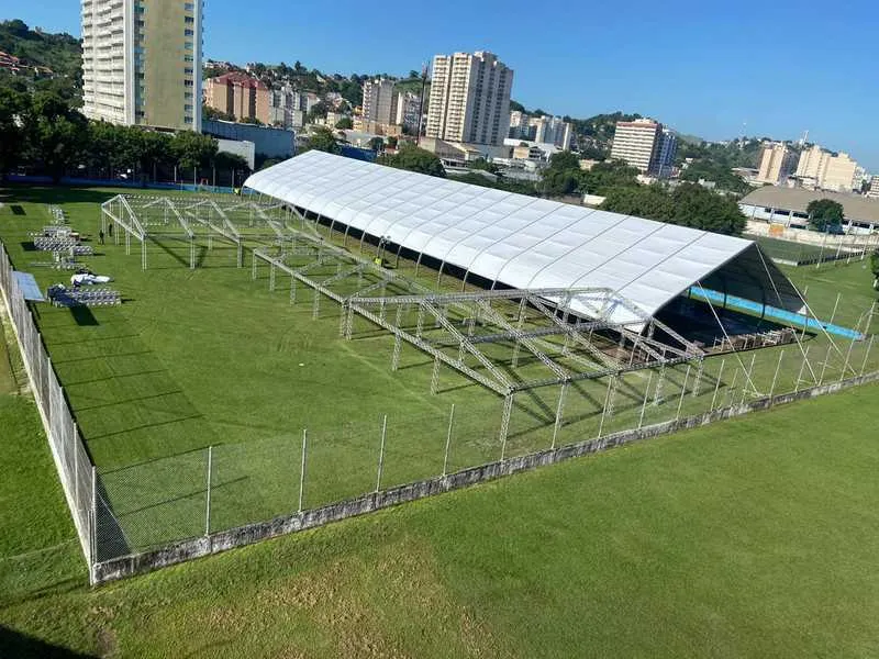 Hospital de Campanha de São Gonçalo que está sendo erguido pela OS, Iabas, desde o dia 8 de abril, no campo do Clube Mauá, ainda não foi inaugurado