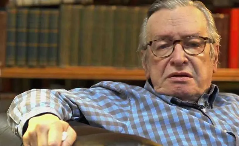 Imagem ilustrativa da imagem Olavo de Carvalho se irrita nas redes sociais e ameaça Bolsonaro: 'Vou te derrubar'