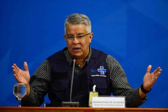 Oliveira esteve em diversas coletivas de imprensa 