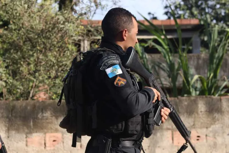 Estado pede para que Polícia Militar e Civil suspendam ou evitem operações em comunidades do Rio de Janeiro durante período de pandemia