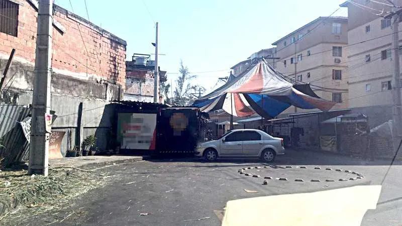 Estrutura fica montada de forma permanente montada e obstruindo rua em V. da Cruz na rua, em um dos acessos à 