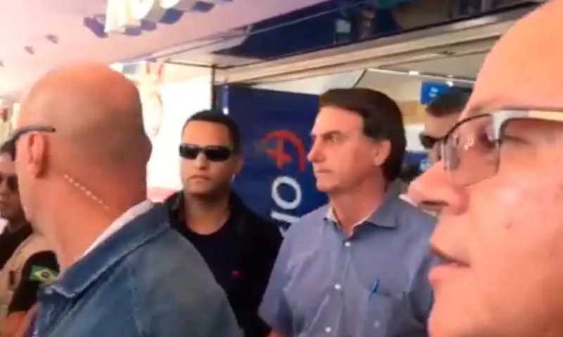O presidente visitou o Hospital das Forças Armadas, uma drogaria e o apartamento do filho, nesta sexta-feira (10)