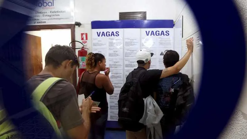 Imagem ilustrativa da imagem Brasil perde mais de 860 mil empregos formais em abril