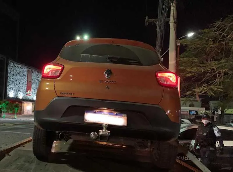 O carro do homem foi rebocado pela Guarda Civil do município.
