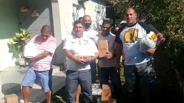 Escola de Samba Unidos do Porto da Pedra distribuem cestas básicas em comunidade