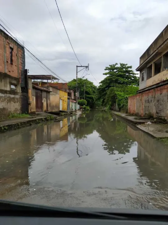 Moradores relatam que basta uma chuva fraca e a rua inunda rapidamente