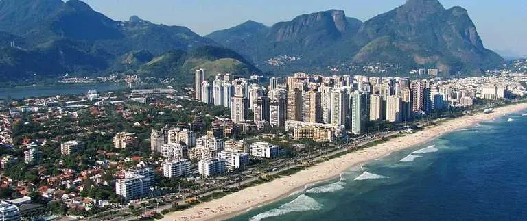 Pessoas enchem as areias das praias do Rio mesmo em meio à pandemia do coronavírus 