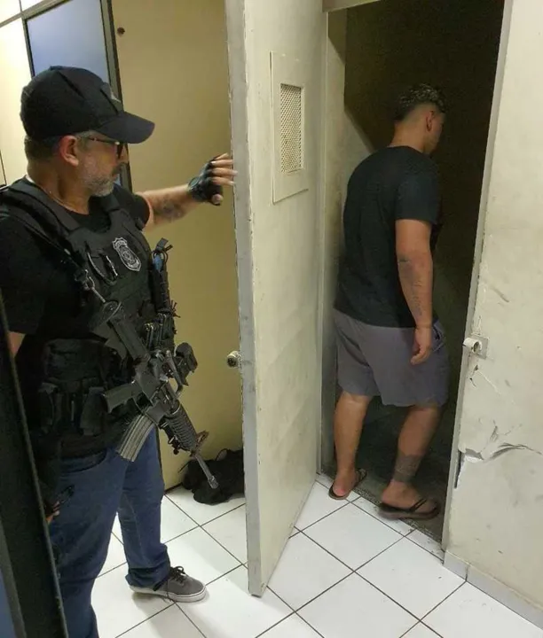 O suspeito foi preso em cumprimento de dois mandados de prisão preventiva