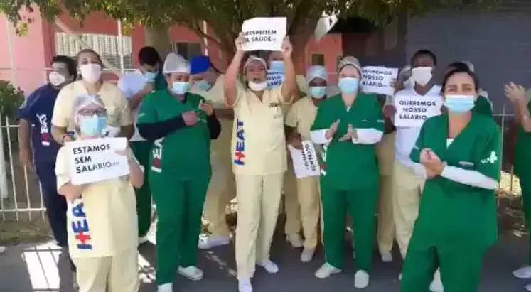 Na última quarta-feira, os profissionais também protestaram contra o atraso nos salários