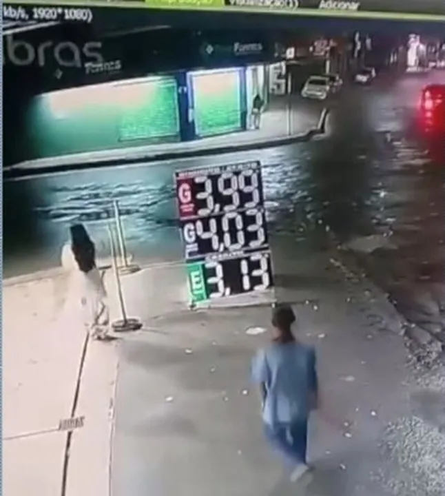 Imagem ilustrativa da imagem Homem tenta estuprar mulher no meio da rua e é flagrado por câmeras